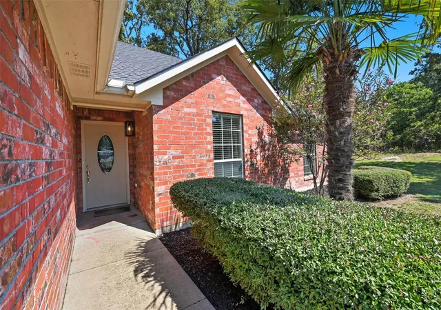 Photo 2 of Single family home for sale at 332 Comanche Trl, Quinlan, TX 75474 | MLS# 21347100 | Listing updated on 2026-10-04