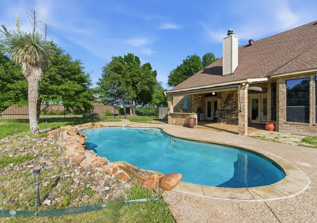 Photo 3 of Single family home for sale at 128 Horizon Cir, Azle, TX 76020 | MLS# 21340498 | Listing updated on 2026-09-09