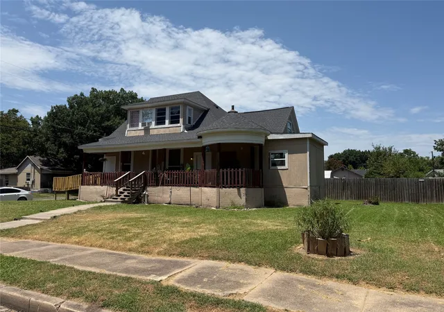 Photo 2 of Single family home for sale at 610 W 6th St, Bonham, TX 75418 | MLS# 21347041 | Listing updated on 2026-08-01
