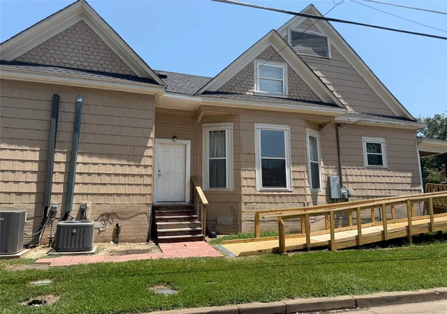 Photo 3 of Single family home for sale at 610 W 6th St, Bonham, TX 75418 | MLS# 21347041 | Listing updated on 2026-08-01