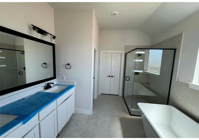 Photo 4 of Single family home for sale at 145 Legends Wy, Bridgeport, TX 76246 | MLS# 21347178 | Listing updated on 2026-10-04