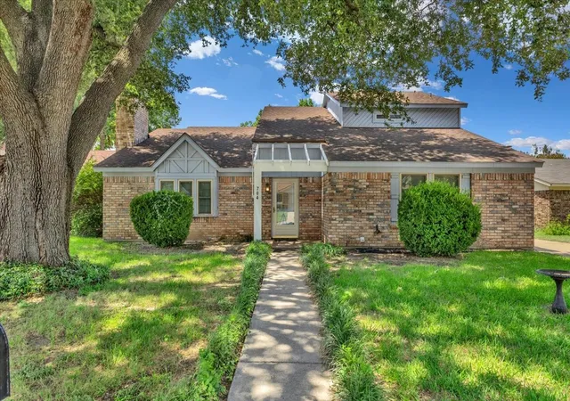 Photo 3 of Single family home for sale at 704 Matthews Ct, Arlington, TX 76012 | MLS# 21344874 | Listing updated on 2026-09-13