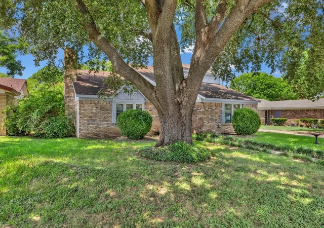Photo 4 of Single family home for sale at 704 Matthews Ct, Arlington, TX 76012 | MLS# 21344874 | Listing updated on 2026-09-13