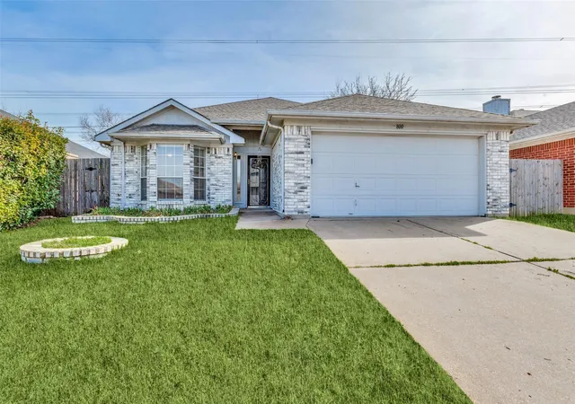 Photo 1 of Single family home for sale at 800 Ponselle Dr, Arlington, TX 76001 | MLS# 21346096 | Listing updated on 2026-08-01