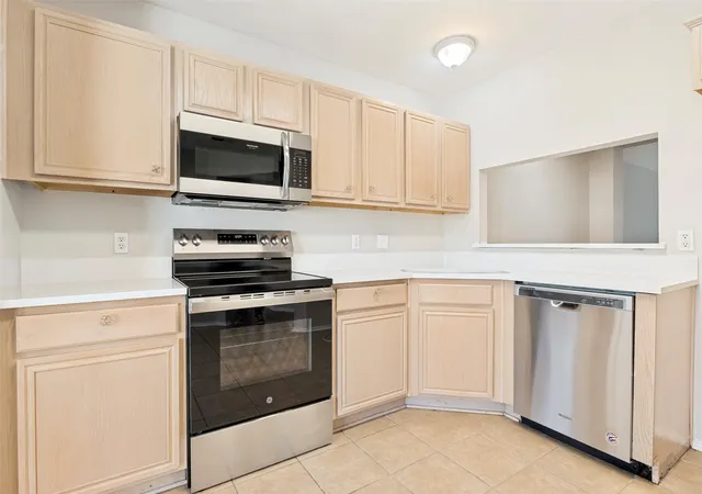Photo 2 of Single family home for sale at 800 Ponselle Dr, Arlington, TX 76001 | MLS# 21346096 | Listing updated on 2026-08-01