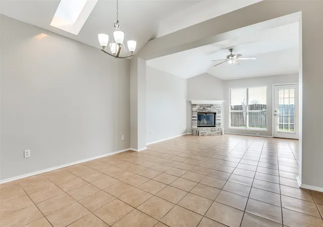 Photo 3 of Single family home for sale at 800 Ponselle Dr, Arlington, TX 76001 | MLS# 21346096 | Listing updated on 2026-08-01