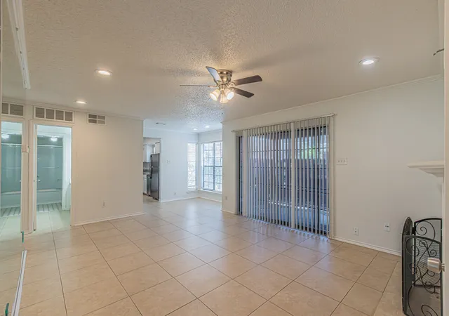 Listing Photo 4 - Condo for sale in building located at 2728 Copper Creek Dr, Arlington, TX 76006 - Unit #107