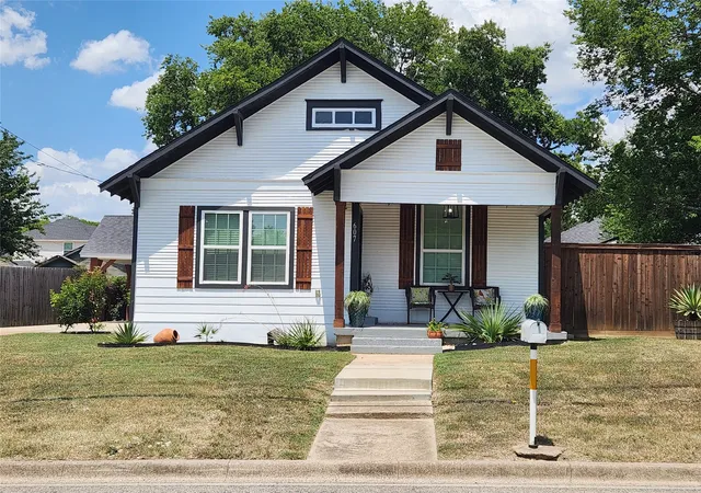 Photo 1 of Single family home for sale at 607 Dr Martin Luther King Jr Blvd, Waxahachie, TX 75165 | MLS# 21346533 | Listing updated on 2026-08-01
