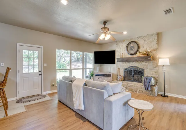 Photo 4 of Single family home for sale at 1129 Crazy Horse Trl, Burleson, TX 76028 | MLS# 21347300 | Listing updated on 2026-09-19