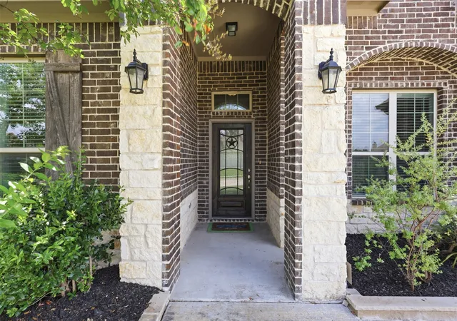 Photo 4 of Sale Pending at 5925 Scottsdale Ln, Fort Worth, TX 76179 | MLS# 21334025 | Listing updated on 2026-09-15