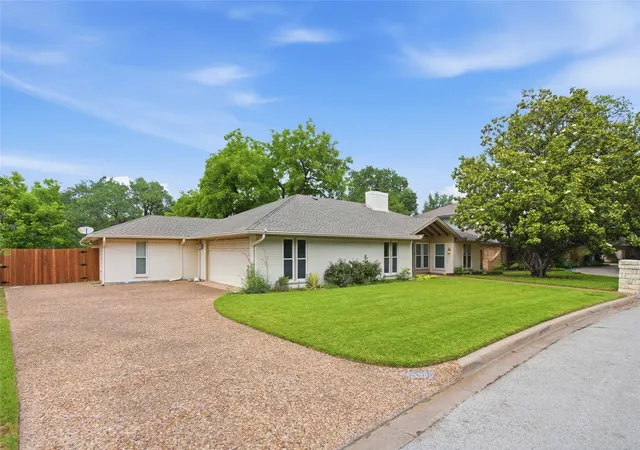 Photo 2 of Single family home for sale at 5440 Northcrest Rd, Fort Worth, TX 76107 | MLS# 21346058 | Listing updated on 2026-08-01