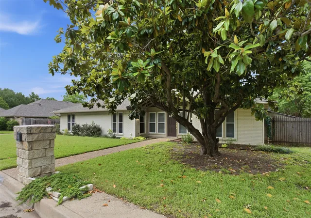 Photo 3 of Single family home for sale at 5440 Northcrest Rd, Fort Worth, TX 76107 | MLS# 21346058 | Listing updated on 2026-08-01