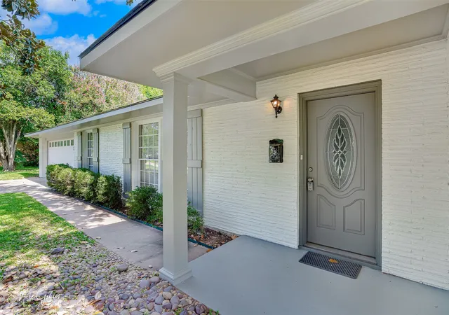 Photo 3 of Sale Pending at 242 Dogwood Rd, Shreveport, LA 71105 | MLS# 21345426 | Listing updated on 2026-09-08