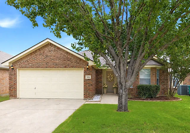 Photo 2 of Single family home for sale at 5828 Pearl Oyster Ln, Fort Worth, TX 76179 | MLS# 21342914 | Listing updated on 2026-09-18