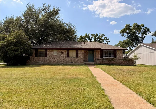 Photo 1 of Single family home for sale at 201 Collins Dr, Terrell, TX 75160 | MLS# 21346139 | Listing updated on 2026-09-10