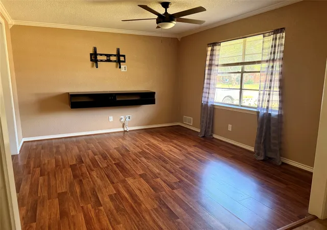 Photo 3 of Single family home for sale at 201 Collins Dr, Terrell, TX 75160 | MLS# 21346139 | Listing updated on 2026-09-10