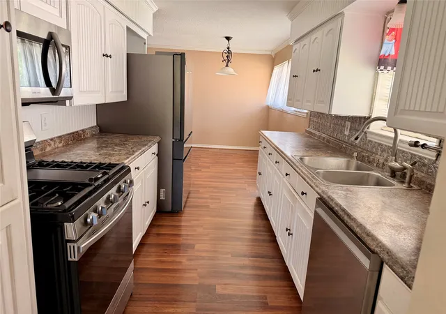 Photo 3 of Single family home for sale at 201 Collins Dr, Terrell, TX 75160 | MLS# 21346139 | Listing updated on 2026-09-10