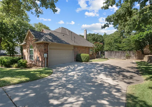 Photo 3 of Single family home for sale at 725 Big Horn Trl, Crowley, TX 76036 | MLS# 21346435 | Listing updated on 2026-09-10