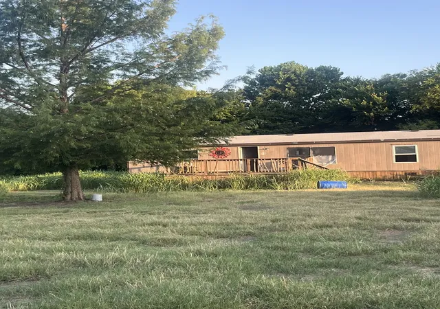 Photo 4 of Sale Pending at 101 Brook Ct, Springtown, TX 76082 | MLS# 21346425 | Listing updated on 2026-09-26