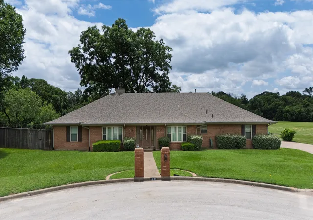Photo 1 of Single family home for sale at 1215 Oakwood Trl, Southlake, TX 76092 | MLS# 21343826 | Listing updated on 2026-09-14