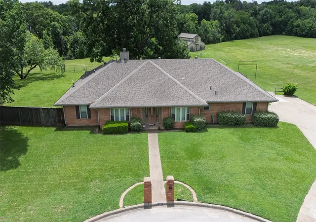Photo 3 of Single family home for sale at 1215 Oakwood Trl, Southlake, TX 76092 | MLS# 21343826 | Listing updated on 2026-09-14