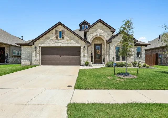 Photo 1 of Single family home for sale at 121 Claywood Dr, Glenn Heights, TX 75154 | MLS# 21341852 | Listing updated on 2026-08-02