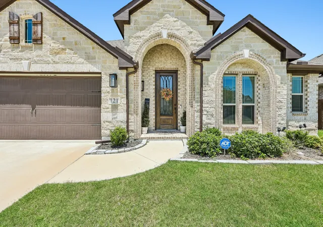 Photo 2 of Single family home for sale at 121 Claywood Dr, Glenn Heights, TX 75154 | MLS# 21341852 | Listing updated on 2026-08-02