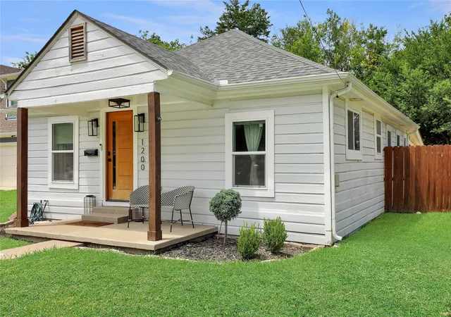 Photo 2 of Single family home for sale at 1200 Lela St, Mc Kinney, TX 75069 | MLS# 21347608 | Listing updated on 2026-09-12