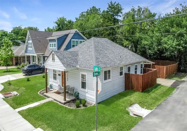 Photo 3 of Single family home for sale at 1200 Lela St, Mc Kinney, TX 75069 | MLS# 21347608 | Listing updated on 2026-09-12