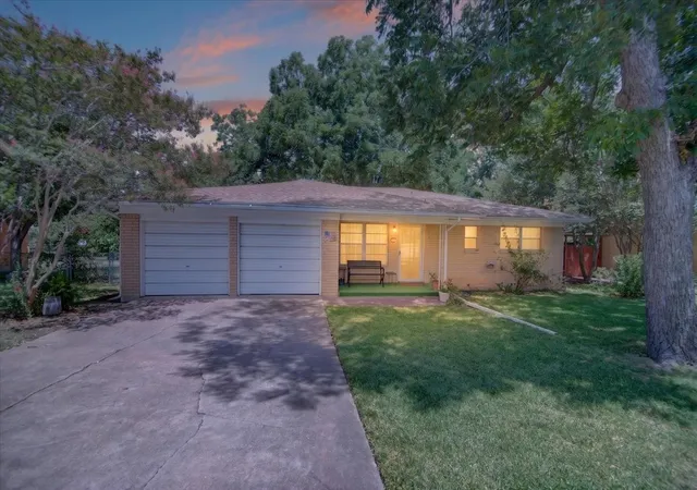 Photo 2 of Single family home for sale at 307 Estates Dr, Woodway, TX 76712 | MLS# 21347516 | Listing updated on 2026-09-09