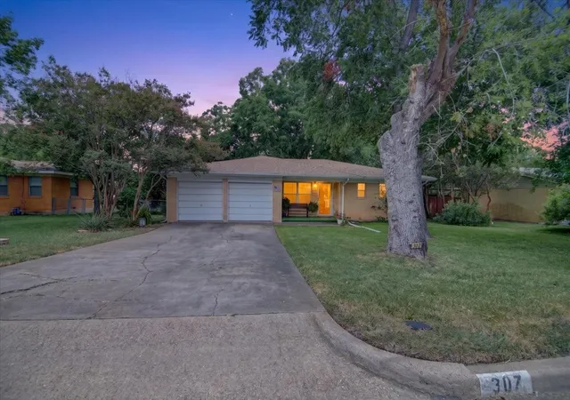 Photo 3 of Single family home for sale at 307 Estates Dr, Woodway, TX 76712 | MLS# 21347516 | Listing updated on 2026-09-09