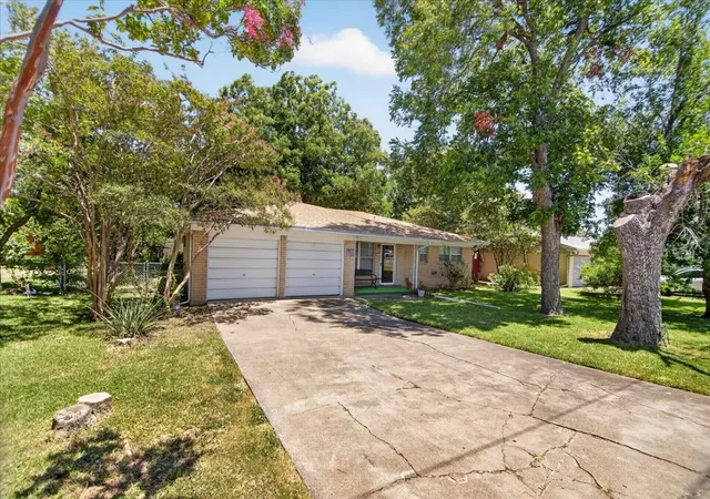 Photo 3 of Single family home for sale at 307 Estates Dr, Woodway, TX 76712 | MLS# 21347516 | Listing updated on 2026-09-09