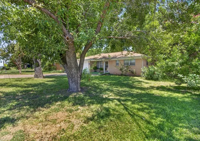 Photo 4 of Single family home for sale at 307 Estates Dr, Woodway, TX 76712 | MLS# 21347516 | Listing updated on 2026-09-09