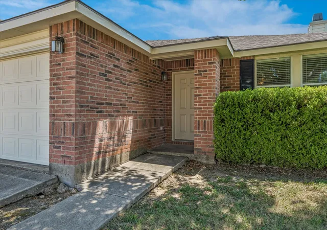 Photo 3 of Single family home for sale at 5160 Gold Basin Rd, Fort Worth, TX 76179 | MLS# 21347686 | Listing updated on 2026-10-05
