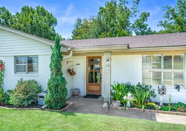 Photo 2 of Single family home for sale at 708 Lee St, Sulphur Springs, TX 75482 | MLS# 21347403 | Listing updated on 2026-09-10