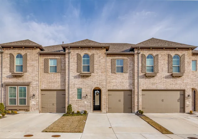 Photo 2 of Townhouse for sale at 1118 Queensdown Wy, Forney, TX 75126 | MLS# 21347577 | Listing updated on 2026-09-03