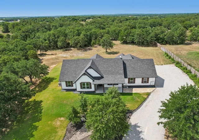 Photo 1 of Sale Pending at 165 Rolling Bend Rd, Alvord, TX 76225 | MLS# 21347204 | Listing updated on 2026-09-21