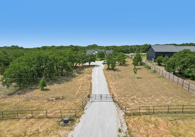 Photo 3 of Sale Pending at 165 Rolling Bend Rd, Alvord, TX 76225 | MLS# 21347204 | Listing updated on 2026-09-21
