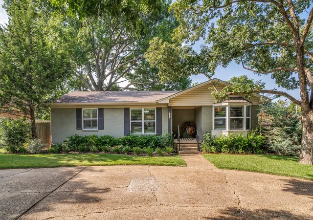 Photo 2 of Single family home for sale at 321 Westway Dr, Rockwall, TX 75087 | MLS# 21339583 | Listing updated on 2026-09-02