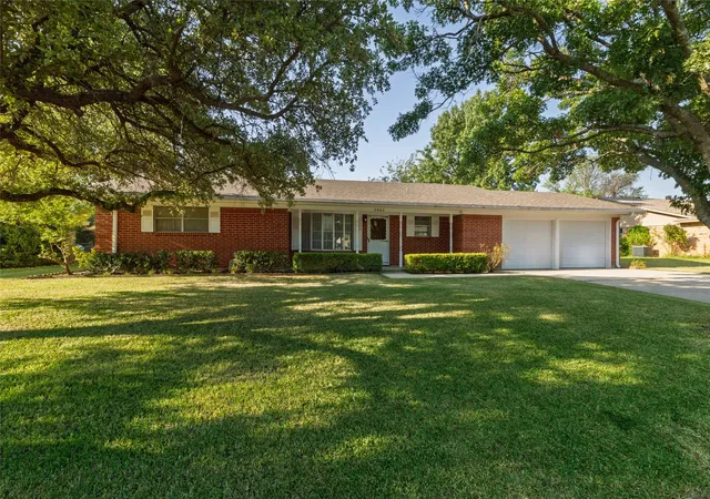 Photo 1 of Single family home for sale at 2002 Redbud Rd, Gainesville, TX 76240 | MLS# 21347923 | Listing updated on 2026-09-24