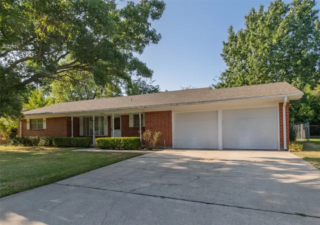 Photo 2 of Single family home for sale at 2002 Redbud Rd, Gainesville, TX 76240 | MLS# 21347923 | Listing updated on 2026-09-24