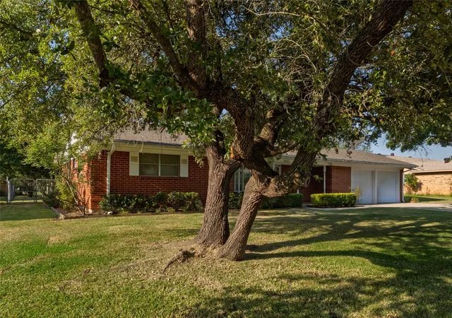 Photo 3 of Single family home for sale at 2002 Redbud Rd, Gainesville, TX 76240 | MLS# 21347923 | Listing updated on 2026-09-24