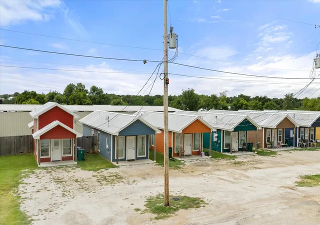 Photo 4 of Single family home for sale at 511 W 5Th St, Tolar, TX 76476 | MLS# 21345767 | Listing updated on 2026-08-03