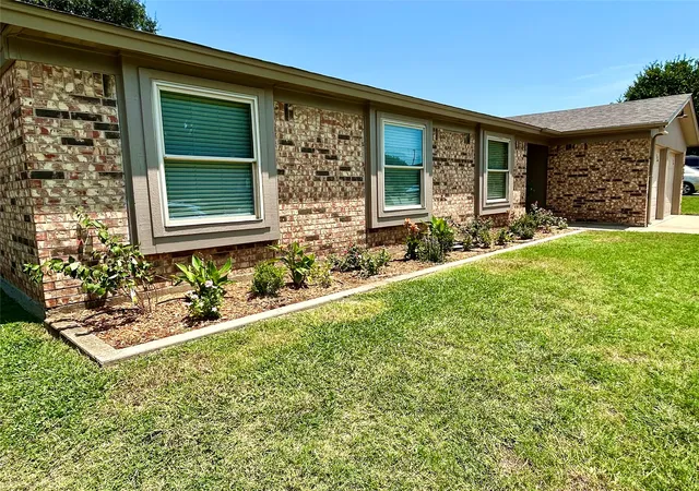 Photo 2 of Single family home for sale at 6933 Wicks Trl, Fort Worth, TX 76133 | MLS# 21347963 | Listing updated on 2026-09-12