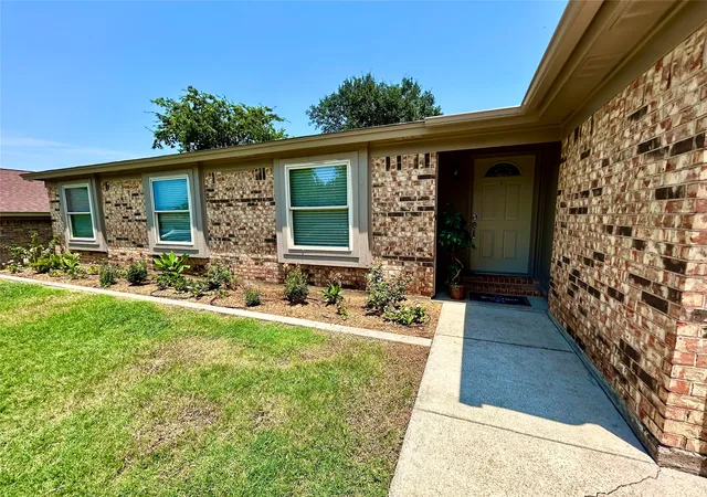 Photo 3 of Single family home for sale at 6933 Wicks Trl, Fort Worth, TX 76133 | MLS# 21347963 | Listing updated on 2026-09-12