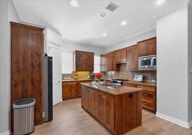Photo 4 of Townhouse for sale at 8233 Short St, Frisco, TX 75034 | MLS# 21347622 | Listing updated on 2026-10-03