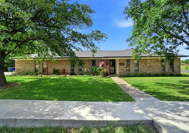 Photo 1 of Single family home for sale at 902 Meadowcreek St, Krum, TX 76249 | MLS# 21348401 | Listing updated on 2026-09-14