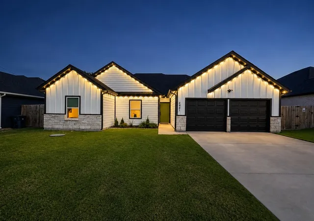 Photo 1 of Sale Pending at 2421 Creek Dr, Granbury, TX 76048 | MLS# 21348403 | Listing updated on 2026-09-15