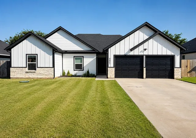 Photo 2 of Sale Pending at 2421 Creek Dr, Granbury, TX 76048 | MLS# 21348403 | Listing updated on 2026-09-15