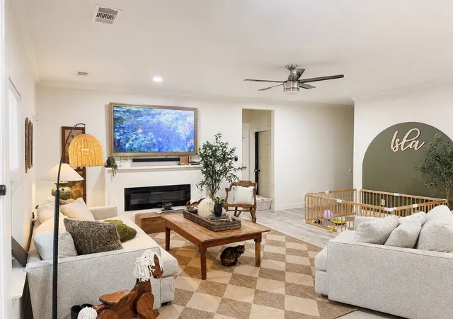 Photo 3 of Sale Pending at 2421 Creek Dr, Granbury, TX 76048 | MLS# 21348403 | Listing updated on 2026-09-15